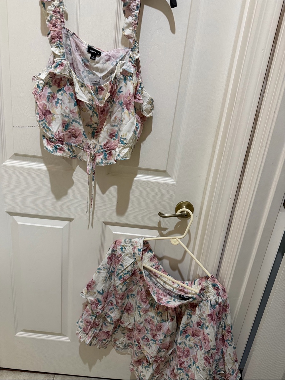 Torrid plus 1 Floral Tie-Front Ruffle Camisole and skirt set in White/Pink